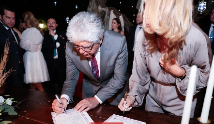  Hugo Castillo papá de Juan Pablo firmando el acta.