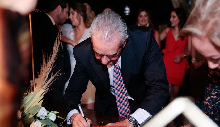  Mariano Borbolla papá de Lu firmando el acta de matrimonio.