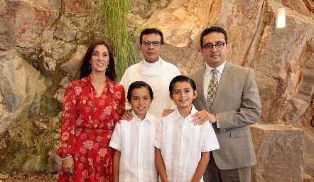  Gonzalo y Pablo Martínez Galarza con sus papás y el padre Chava.