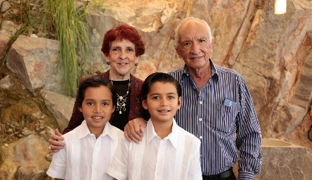  Juana María Blanco y José Luis Martínez con sus nietos Pablo y Gonzalo.