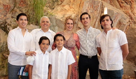  Pablo y Gonzalo con la familia Rodríguez Galara.