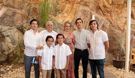  Pablo y Gonzalo con la familia Rodríguez Galarza.