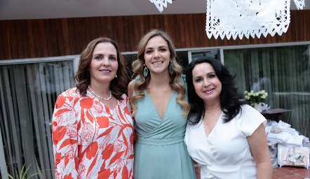  Paola con su mamá y su suegra.