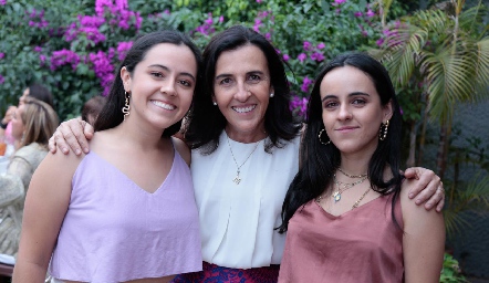  Montse Gómez con sus hijas Montse y Ceci García.