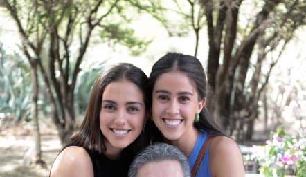  Jaime Navarro con sus hijas.
