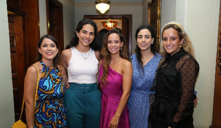  Erika Ríos, Claudia Estrada, Alynn Ruiz, Lula Torres e Isa Torres.