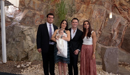 Lourdes con sus papás y padrinos, Mauricio Labastida, Sofía Álvarez, Lourdes Álvarez y Alfonso César.