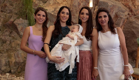 Isabel Álvarez, Lourdes Álvarez, Sofía Álvarez y Lourdes Velázquez con Lourdes.