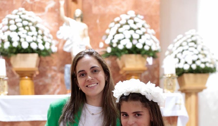  María Matuk Soto con su mamá Yesmin Soto.
