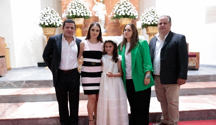  María Matuk con sus papás y padrinos, Alfonso Gutiérrez, Dalid Sánchez, Yesmin Soto y Jorge Matuk.
