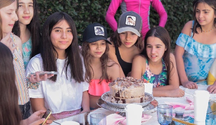  María Isabel Gómez con sus amigas y pastel.