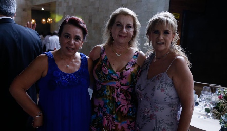 Luz María Mejía con sus amigas.