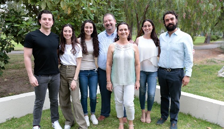  Familia Mendizábal Alcalde, Patricio, Maite, Paola, Pato, Tití y Cristina Mendizábal con Mauricio Moreno.