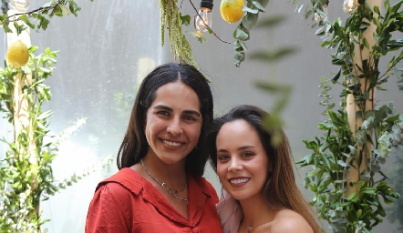  Claudia Estrada y Alynn Ruiz.