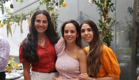  Claudia Estrada, Alynn Ruiz y Adriana Estrada.