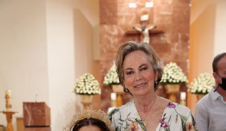  María con su abuela María del Carmen Reynoso.