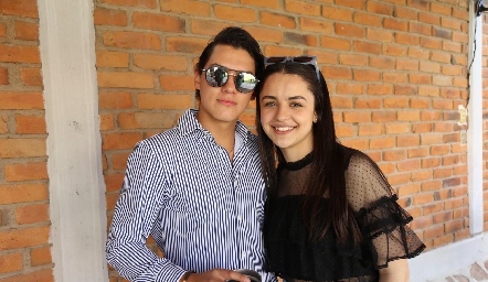  Tanos Hernández y Montse Bedolla.