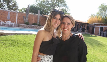  Ale Almaguer con su mamá Adriana Valle.