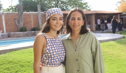  China González con su mamá Elisa Urías.
