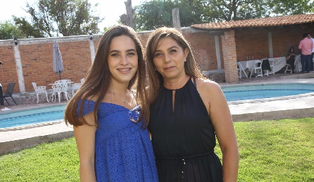  Sofía González con su mamá Paty Juárez.