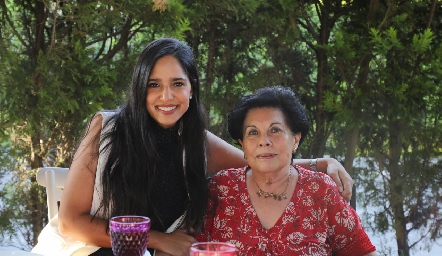  Andrea Ascanio con su abuela Tere Ascanio.