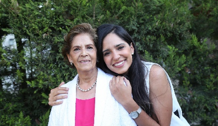 Rosa Álvarez con su nieta Andrea Ascanio.