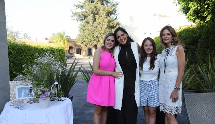  Ana Sofia, Andrea y Alejandra Ascanio con sus mamá Rosy Rodríguez.