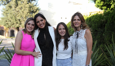  Ana Sofia, Andrea y Alejandra Ascanio con su mamá Rosa María Rodríguez.