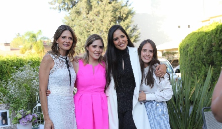  Rosy Rodríguez con sus hijas, Ana Sofia, Andrea y Alejandra Ascanio.
