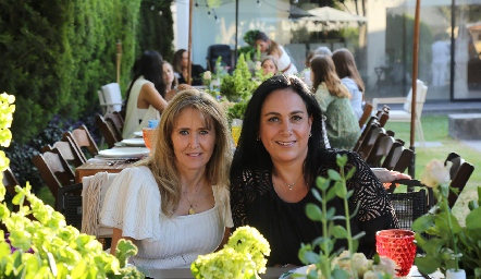  Sandra Revilla de Ascanio y Marcela de la Maza de Ascanio.