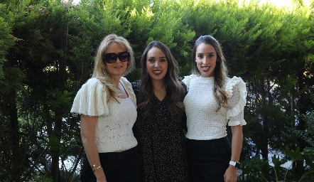 Sandra Revilla con sus hijas Paola y María José Ascanio.