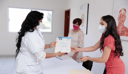  Recibiendo su diploma.