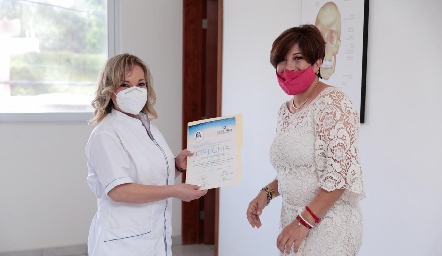  Recibiendo su diploma.