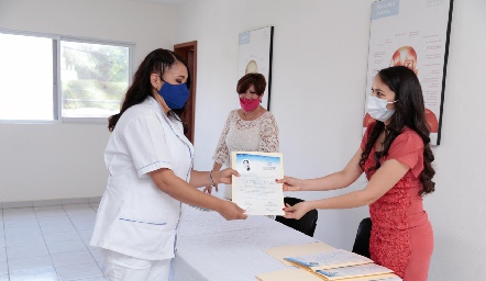  Recibiendo su diploma.