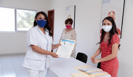  Recibiendo su diploma.