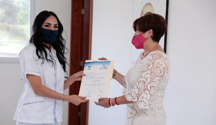  Recibiendo su diploma.