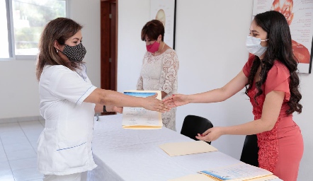  Recibiendo su diploma.