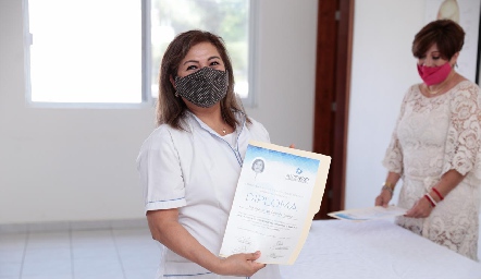  Recibiendo su diploma.