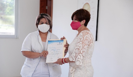  Recibiendo su diploma.