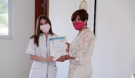  Recibiendo su diploma.