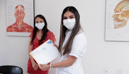  Recibiendo su diploma.