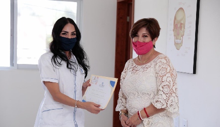  Recibiendo su diploma.