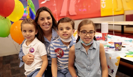  Daniela Treviño con sus hijos Diego, Rodri y Daniela Cambeses.