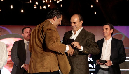  Fernando Pérez Espinosa entregando el premio a Alejandro Espinosa.