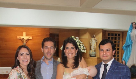  Jerónimo con sus papás y padrinos, María Cecilia Herrera, Paco Dauajare, Adriana y Raúl Torres.