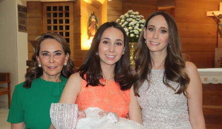  Iñigo con Patricia Alcocer, Andrea y María Fernanda Pérez.