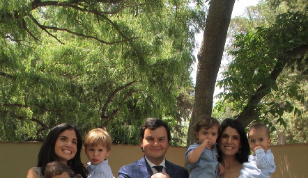  Alejandra, Raúl y Adriana Torres con sus hijos.