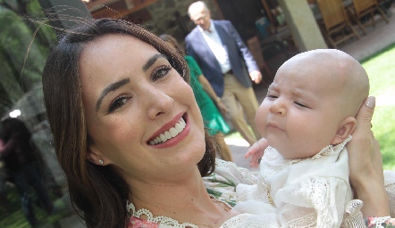  María Cecilia Herrera con su bebe Jerónimo.