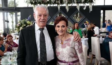  Alfredo Gallegos y Alicia Villalba de Gallegos, abuelos de la novia.