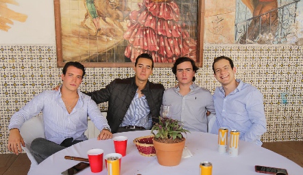  Mateo con sus amigos.